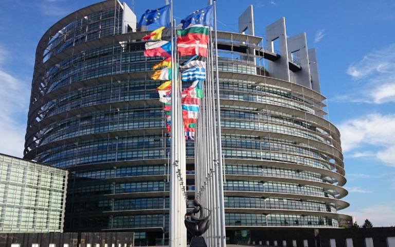 Europa amplia restrições para conter avanço da ômicron; Reino Unido tem 12 mortes