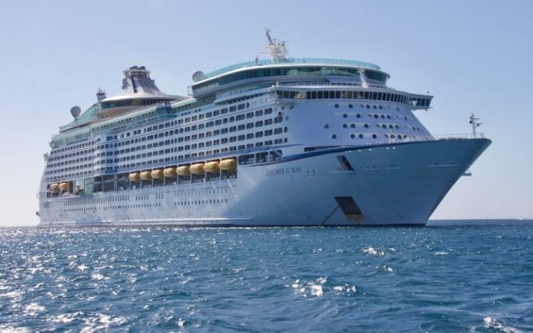 Anvisa suspende atividades de navio por transmissão comunitária de Covid