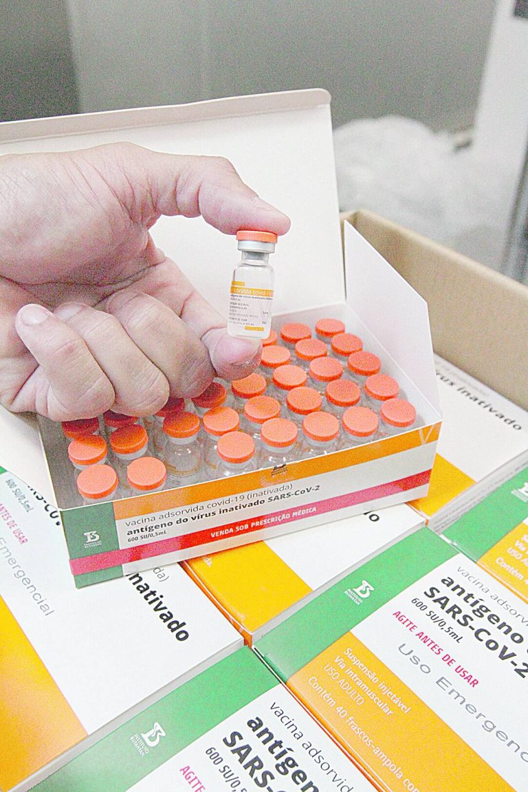 Coronavac contra ômicron deve estar pronta em 3 meses, afirma fabricante