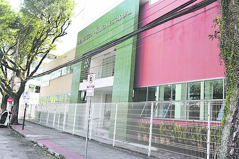 Governo anuncia abono de R$ 6.500 para 14 mil professores