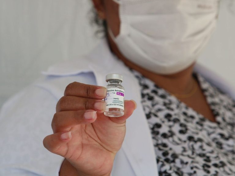Covid: AstraZeneca diz que sua vacina foi eficaz contra Ômicron após 3ª dose