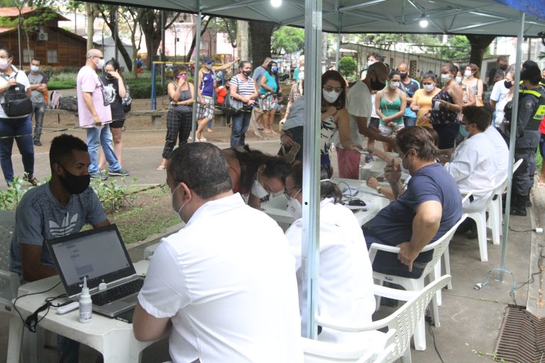 Covid: Plantão da vacina nesta sexta até as 21 horas
