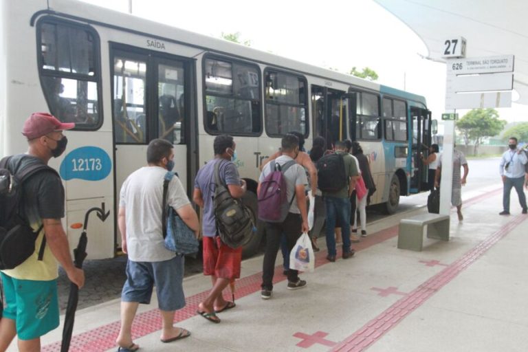 Estado retira ônibus extras e libera passageiros em pé no Transcol