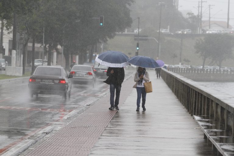 Primeira semana de 2022 deve começar com vento e chuva, diz instituto