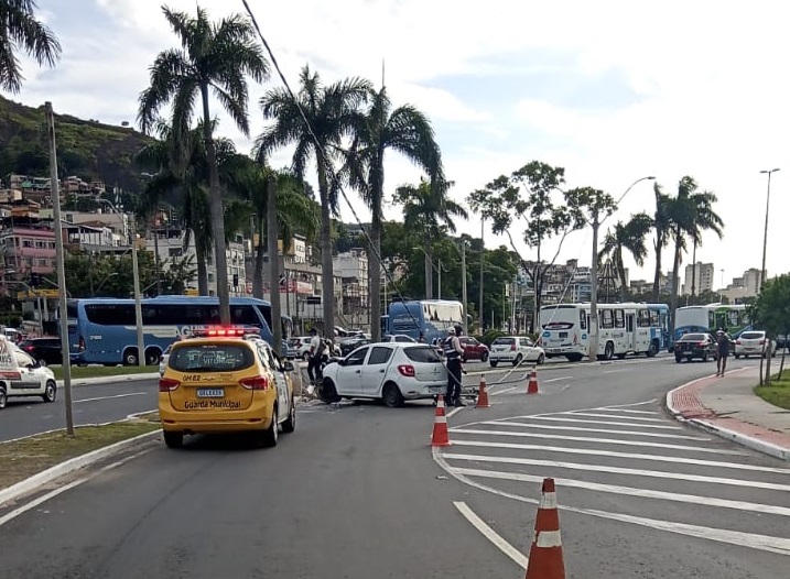 Carro derruba poste e interdita trânsito no Centro de Vitória