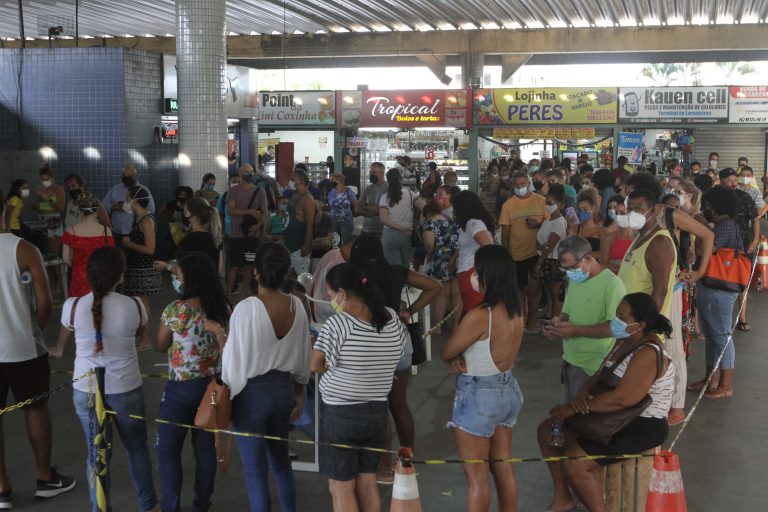 Casos de covid crescem 5 vezes e espera para teste leva até 4 horas
