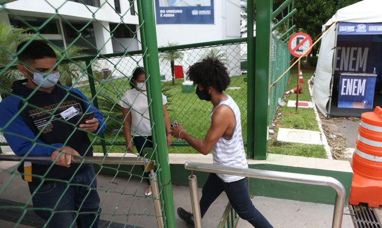 Reaplicação do Enem 2021 começa neste domingo