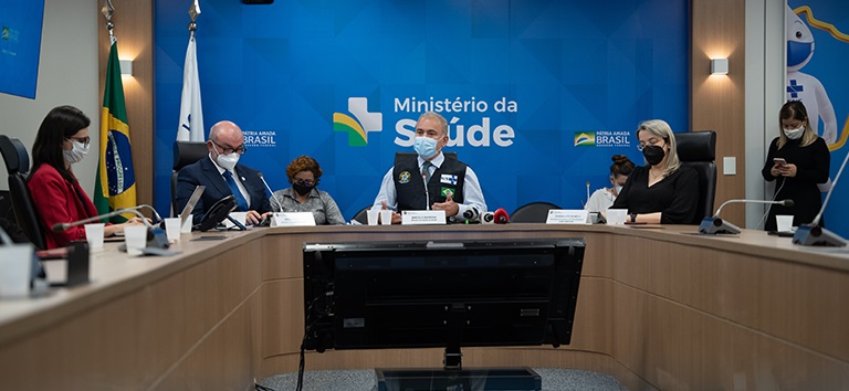 Governo reduz para 7 dias isolamento de pacientes com covid-19