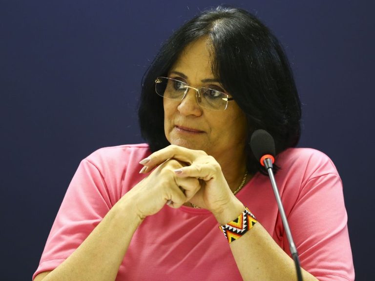 Ministra Damares Alves testa positivo para covid-19