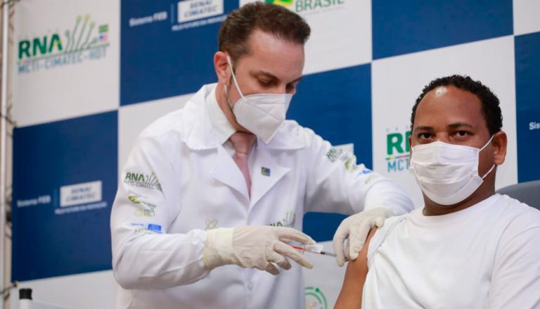 Vacina brasileira contra a covid-19 é aplicada pela primeira vez