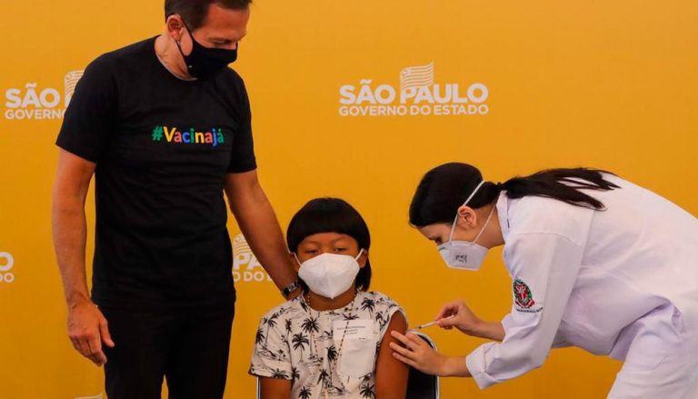 Indígena é a 1ª criança vacinada contra a covid-19 no país