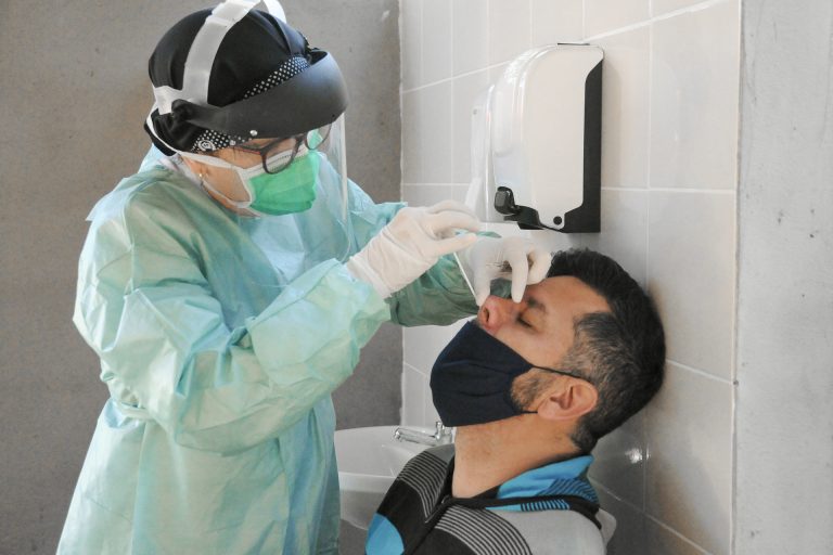 Falta de material faz rede de hospitais suspender testes