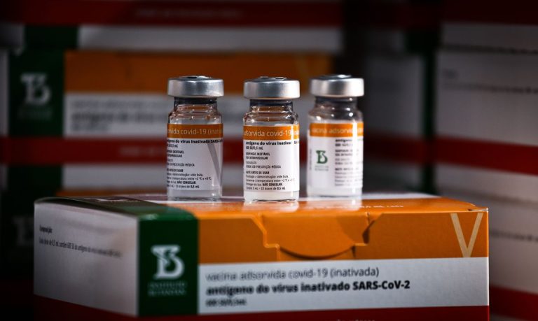 Anvisa decide nesta quinta se libera Coronavac para crianças e adolescentes