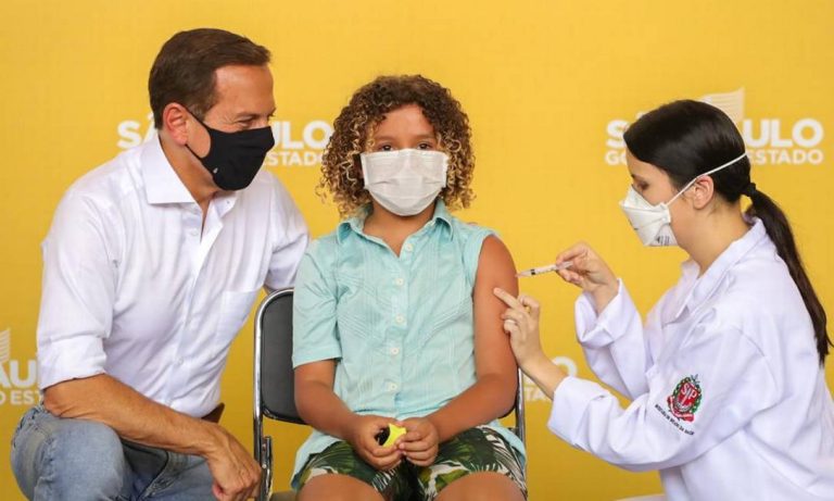 Duas horas após a aprovação da vacina, primeira dose de Coronavac é aplicada em crianças