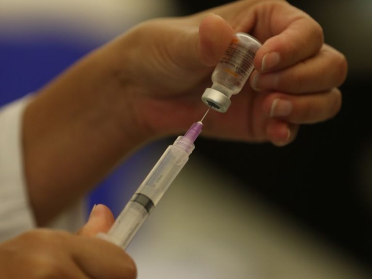 Covid: Vacina e infecção combinadas geram “superimunidade”, diz estudo