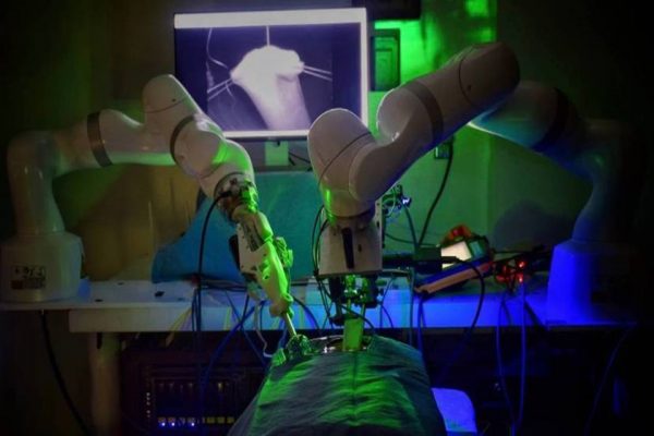 Robô realiza cirurgia sem ajuda humana