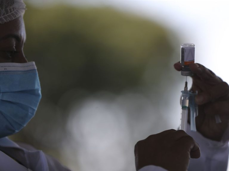 Reforço da Pfizer após Coronavac eleva eficácia em 92,7%, diz estudo
