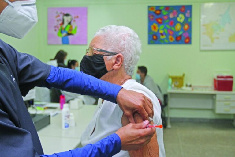Idosos vão poder receber quarta dose contra covid junto com vacina da gripe