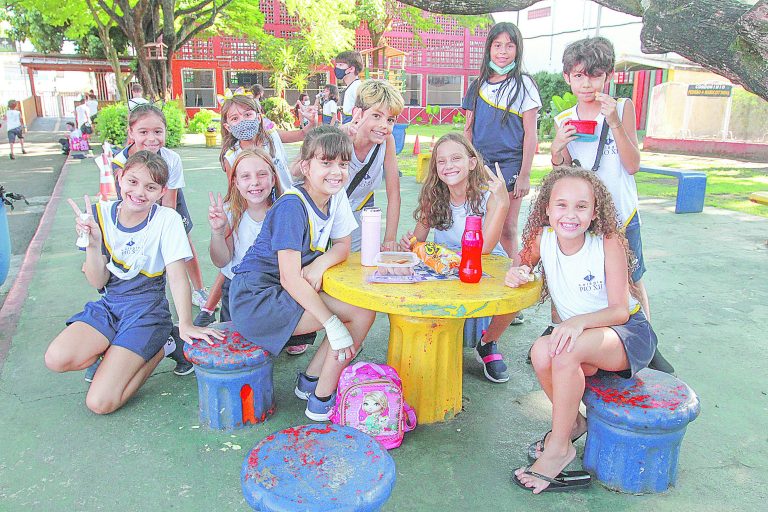 Sem máscaras em pátios de escolas