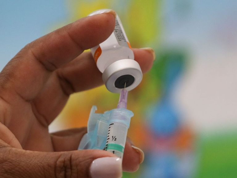 Quase metade dos adultos vacinados contra covid está com 3ª dose atrasada