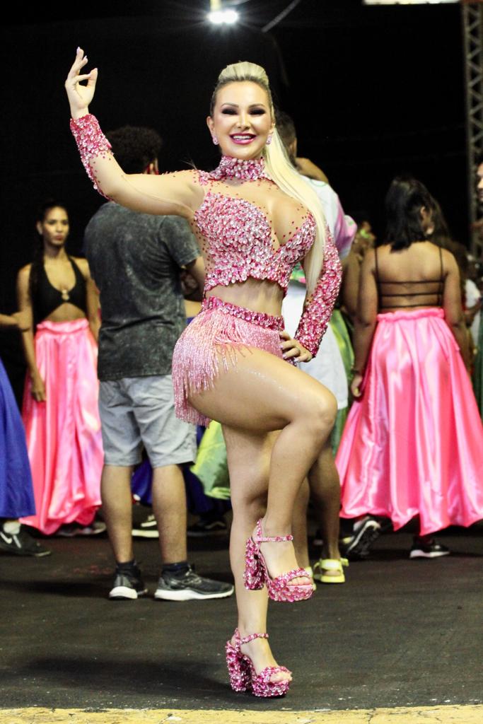 Rainha de bateria vai desfilar com fantasia de ouro avaliada em mais de R$ 230 mil