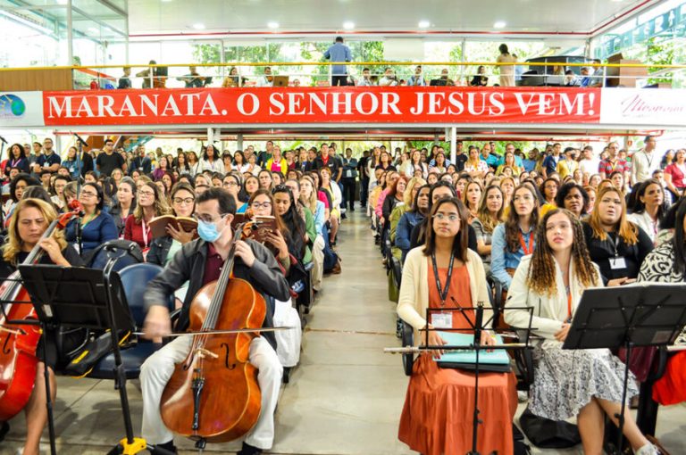 Jovens do mundo todo se reúnem em louvor e adoração a Deus