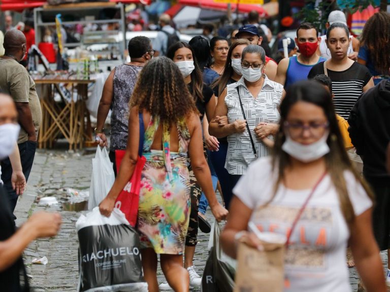 Todos os estados liberam uso de máscara em locais abertos, diz jornal