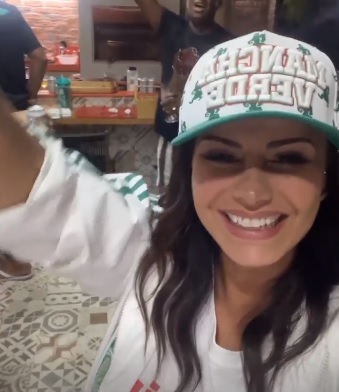 Mesmo sem desfilar, Viviane Araújo celebra título da Mancha Verde em SP