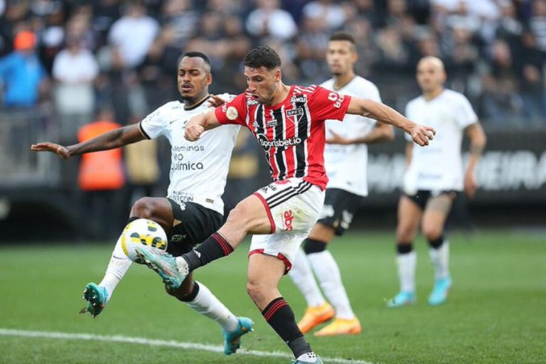 Corinthians busca o empate com o São Paulo e mantém a liderança