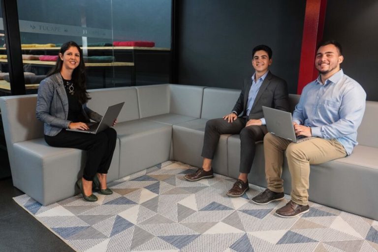 Prática inovadora de negócios entre alunos e startups