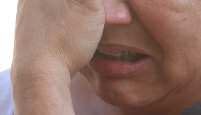 Adolescente dá mata-leão em padrasto para defender a mãe de agressões
