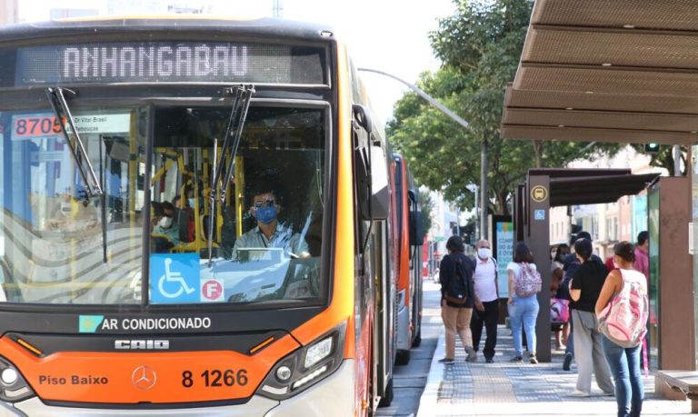 Prefeitura de São Paulo recomenda volta do uso de máscara em local fechado