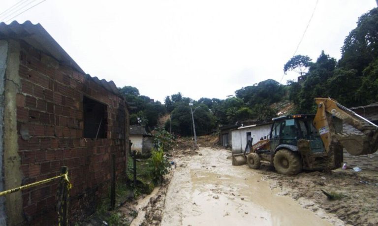 Sobe para 127 o número de mortes após chuvas em Pernambuco