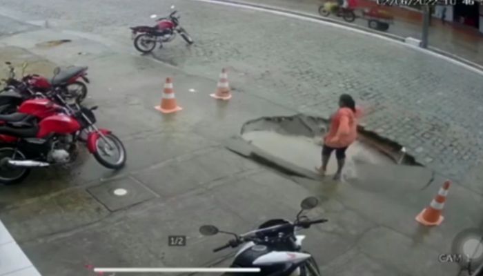 Mulher é ‘engolida’ por buraco enquanto caminhava