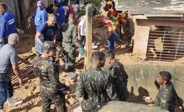 Mortos nas chuvas de Pernambuco chegam a 128 e buscas são encerradas