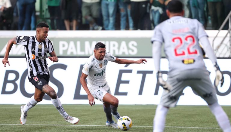 Palmeiras e Atlético-MG empatam e deixam Corinthians na liderança