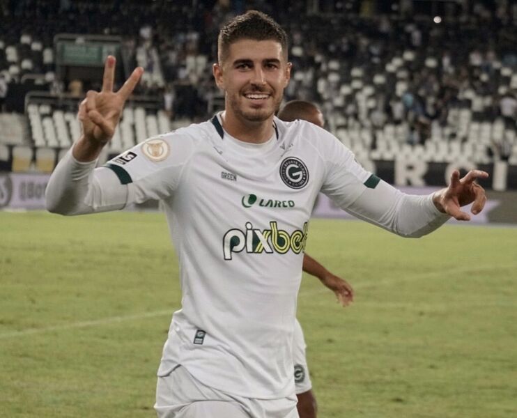 Pedro Raul sai do banco, marca duas vezes e Goiás vence Botafogo