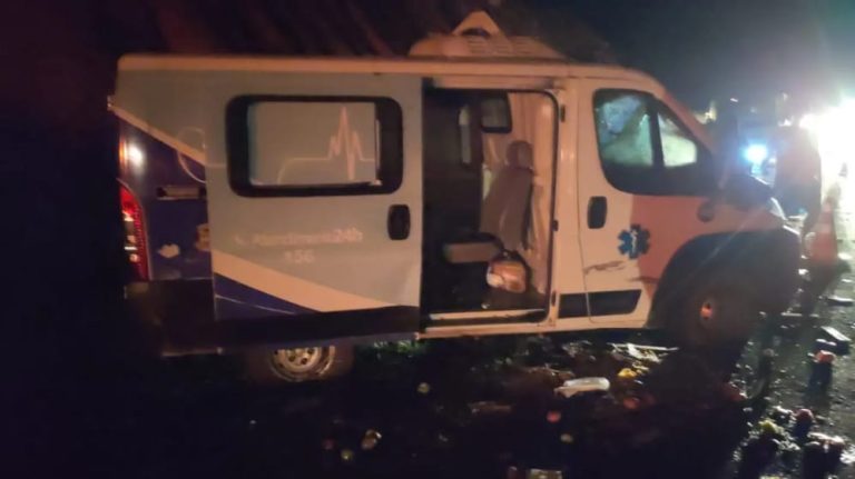 Ambulância de prefeitura capixaba se envolve em acidente na BR-101