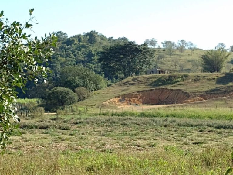 Produtor rural é baleado após ter casa invadida em Viana