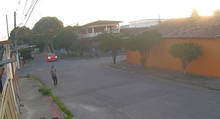 Duas pessoas ficam feridas em acidente entre carro e moto na Serra