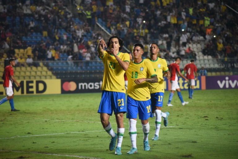Com dois gols de Matheus Nascimento, Brasil goleia Paraguai na estreia
