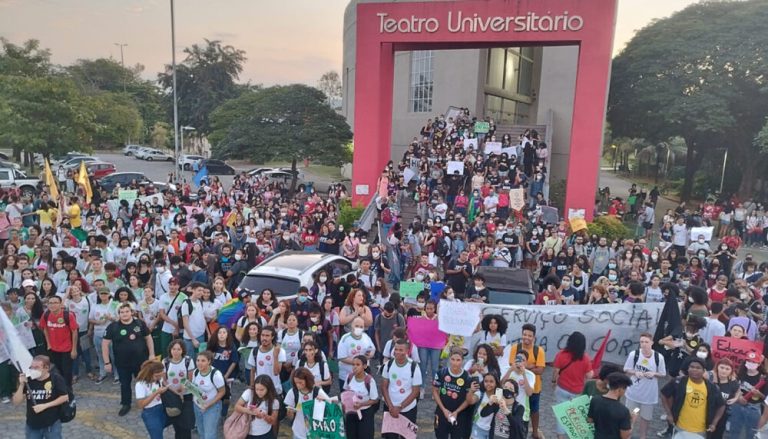 Protesto de estudantes complica o trânsito na Reta da Penha, em Vitória