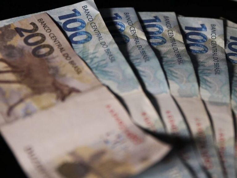 Rendimento dos brasileiros é o menor desde 2012, aponta IBGE