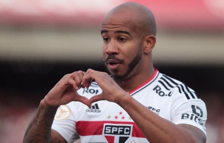 São Paulo resiste à pressão inicial e bate o América-MG para retornar ao G4