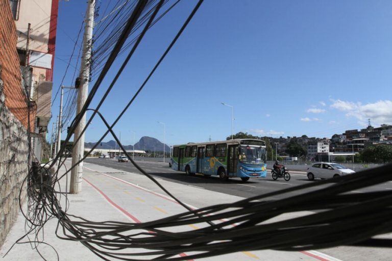 Fios soltos são perigo em ruas e avenidas da Grande Vitória