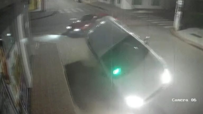 VÍDEO | Homem provoca capotamento de carro de aplicativo em Cariacica