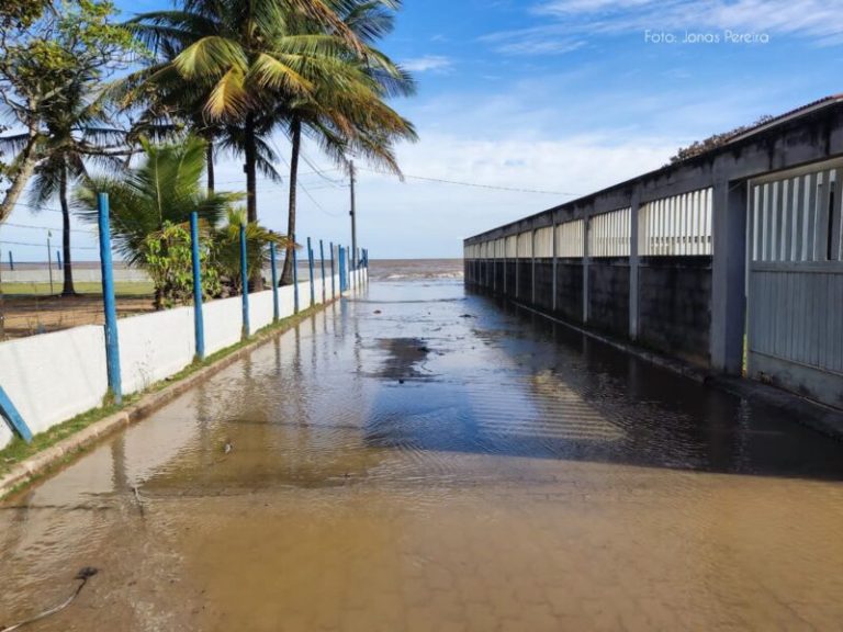 Mar avança e invade ruas de cidades do sul do Espírito Santo