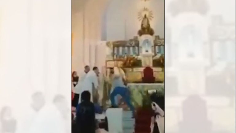 Homem ataca padre em missa por não poder se casar pela 2ª vez