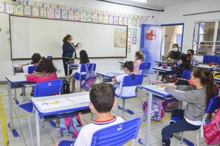 Vitória abre seleção para professores com salário de até R$ 3.695