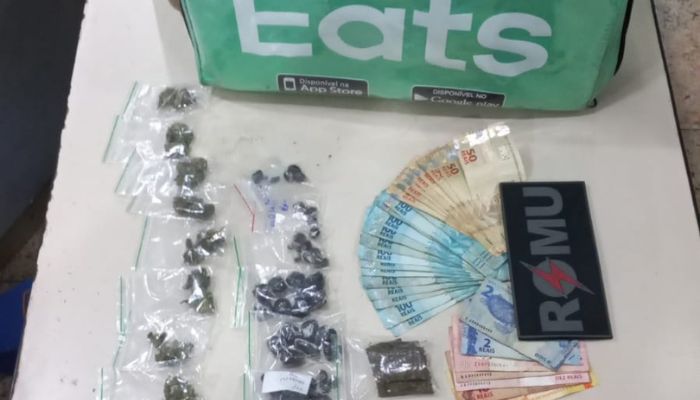 Motoboy é preso transportando drogas em mochila de aplicativo